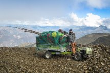 Una Motoagricola Grillo carica di legna, attrezzi da lavoro e zaini in Perù, sulla catena montuosa delle Ande a quota 4000m slm
