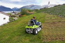 Grillo Climber a Vagenes (Norvegia) al lavoro in un'azienda che produce lamponi.