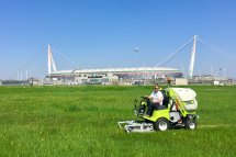 Grillo FD13.09 4WD davanti allo Juventus Stadium, Torino