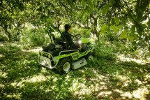 Grillo Climber 9.22 impegnato sotto le chiome degli alberi in una piantagione di bergamotto in provincia di Reggio Calabria