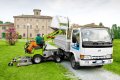 Il cesto per la raccolta dell'erba ha 900 L di capienza e scarico rialzato